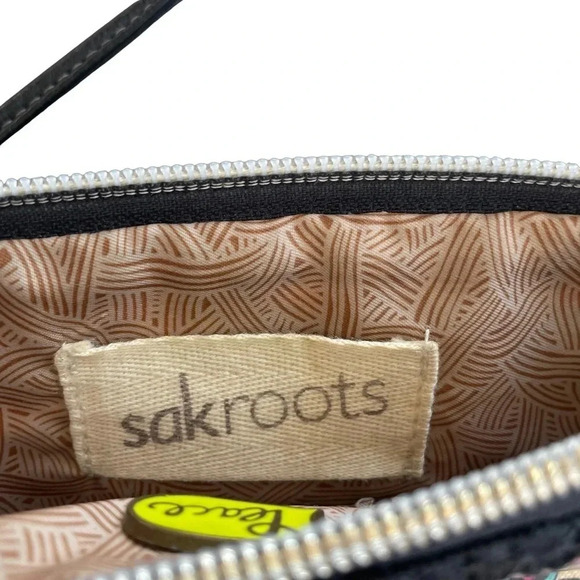 Sakroots wristlet with key fob attachment inside and zipper/handle close. - Picture 3 of 5